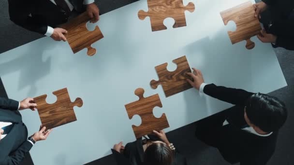 Vue Dessus Des Gens Affaires Mettant Puzzle Ensemble Salle Réunion — Video