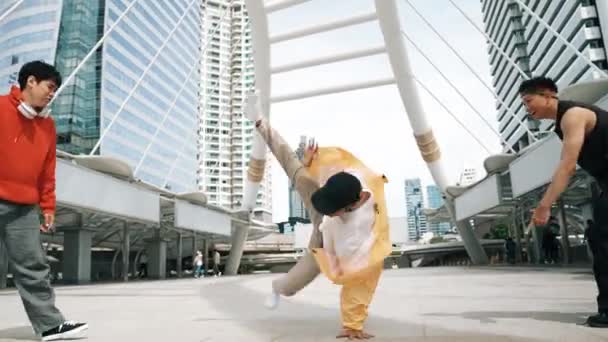 Опытные Хипстеры Танцуют Вместе Время Выступления Городе Профессиональный Танцор Брейк — стоковое видео