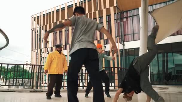 在走廊购物中心 一群嬉皮士迈着脚步声走向嘻哈音乐 熟练的霹雳舞者在多元文化的朋友或舞蹈团的包围下表演男低音舞蹈 户外运动2024 — 图库视频影像