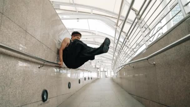 Опытный Красивый Хипстер Танцует Улице Узком Коридоре Профессиональная Танцовщица Хип — стоковое видео