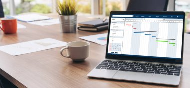 Ekip projesinin zaman çizelgesini gösteren bilgisayar ekranında, modern iş projesi yönetimi için proje planlama yazılımı