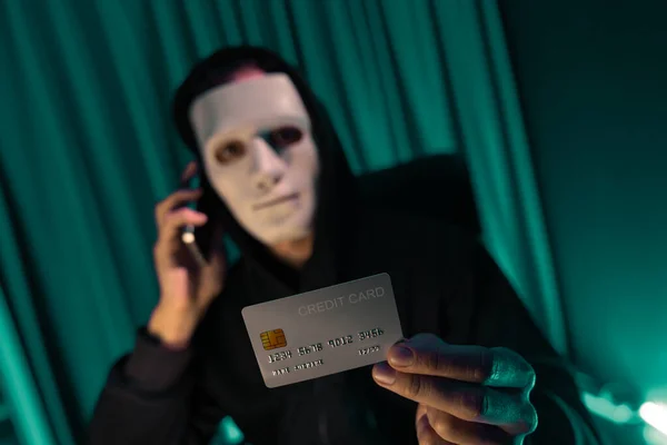Masque Anonyme Criminel Blanc Appelant Propriétaire Carte Crédit Pour Menacer — Photo