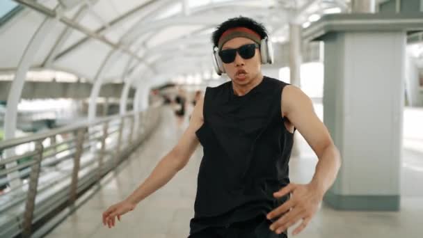 Smart Kjekk Danser Bevegelse Mens Han Danser Til Hiphop Musikk – stockvideo