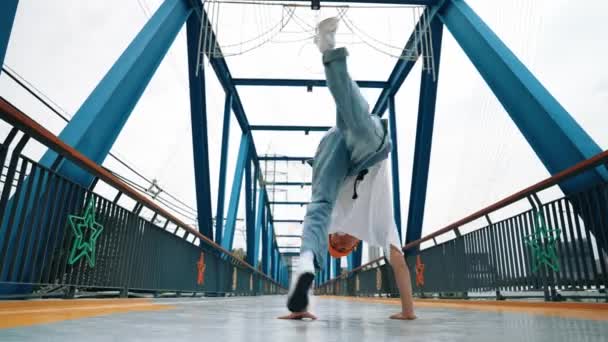 Profesionální Break Dance Tanečník Provést Street Dance Kroky Mostě Asijské — Stock video