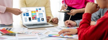 İç mimari ekibinin kırpılmış resmi, mobil uygulama ve web sitesi için UI ve UX tasarımları görüntülenirken renk örnekleri kullanarak renk sunar. Yaratıcı tasarım ve iş konsepti. Değiştirilmiş.