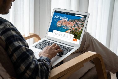 Çevrimiçi otel konaklama rezervasyon sitesi mod rezervasyon sistemi sağlar. Seyahat teknolojisi kavramı .