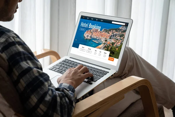 Çevrimiçi otel konaklama rezervasyon sitesi mod rezervasyon sistemi sağlar. Seyahat teknolojisi kavramı .