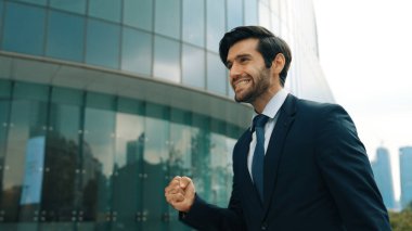 Dans eden iş adamı parkta dans ederken çantasını tutuyor. Mutlu komik proje yöneticisi işe giderken vücudunu müziğe yöneltiyor. Mutlu adam terfi alıyor, iyi haberler al. Sevinçli..