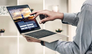 Online uçuş rezervasyon sitesi mod rezervasyon sistemi sağlar. Seyahat teknolojisi kavramı .
