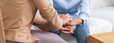 Depresyondaki hastayı neşelendirmek için destekleyici ve rahatlatıcı elleri yakın çekim ya da önemli empati ile stres zihin