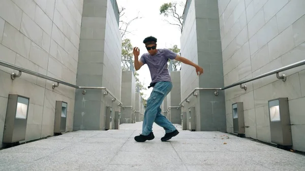 Professionell Breakdansare Utför Streetdance Smal Korridor Skicklig Glad Asiatisk Hipster — Stockfoto