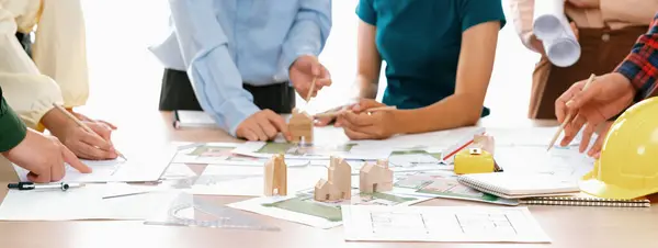 Professionella Arkitektteam Planerar Att Bygga Ekohus Vid Mötesbordet Med Grönt — Stockfoto