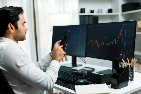 Näringsidkare Affärsman Söker Smartphone Analysera Dynamisk Börs Investeringsskärm Med Investera — Stockfoto