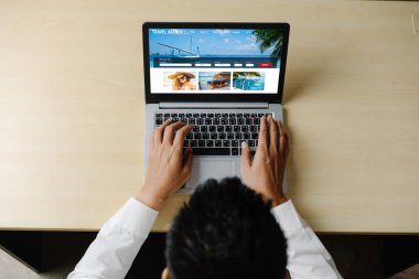 Model arama ve seyahat planlama için internet sitesi uçuş, otel ve tur rezervasyonları için anlaşma ve paket sunuyor