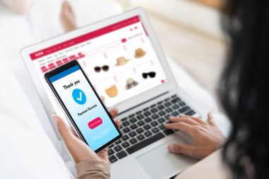 İnternet pazarından alışveriş yapan kadın modern yaşam tarzı için satış malzemeleri arıyor ve önemli siber güvenlik yazılımları tarafından korunan cüzdandan çevrimiçi ödeme için kredi kartı kullanıyor