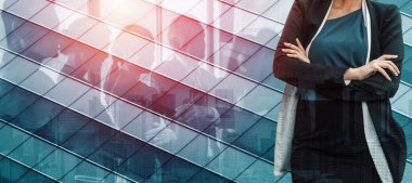 Soyut modern şehir arka planında başarılı iş insanlarının çift pozlama görüntüsü. Gelecekteki iş ve iletişim teknolojisi kavramı. Gerçeküstü gelecekten gelen çoklu pozlama grafik arayüzü. uds