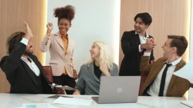 Çeşitli ofis çalışanları ve çalışanları mutlu ve heyecanlı hissediyorlar ve iyi takım çalışması ve olumlu tutumları nedeniyle kutlama yapıyorlar. Süslü işyerlerindeki iş başarısına katkıda bulunuyorlar.
