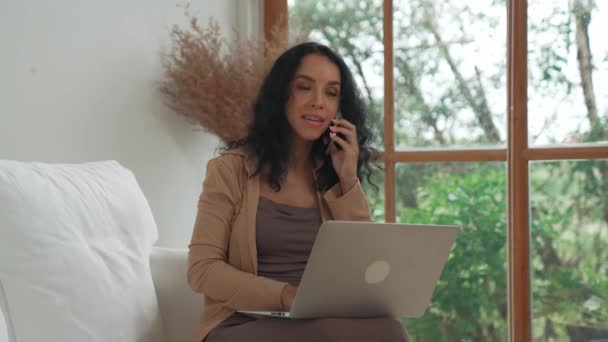 Африкансько Американська Жінка Розмовляє Телефону Використовуючи Ноутбук Вирішальної Роботи Інтернеті — стокове відео