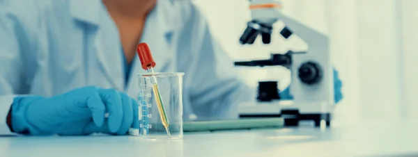Laboratorní Vědec Vyvíjí Nový Lék Nebo Lék Pomocí Chemické Kapaliny — Stock fotografie