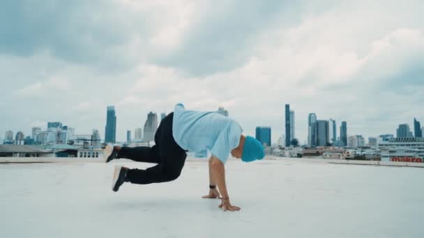 Blanke Boy Danser Oefent Straatdansen Het Dak Geschoolde Breakdanser Treedt — Stockvideo