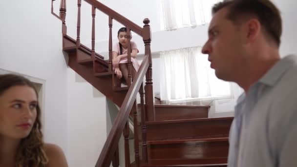 Stresszes Boldogtalan Fiatal Lány Nézi Ahogy Szülei Vitatkoznak Lépcsőn Családon — Stock videók
