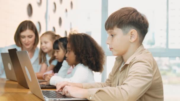 Jongen Speelt Laptop Met Multiculturele Vriend Leren Prompt Stem Technologie — Stockvideo
