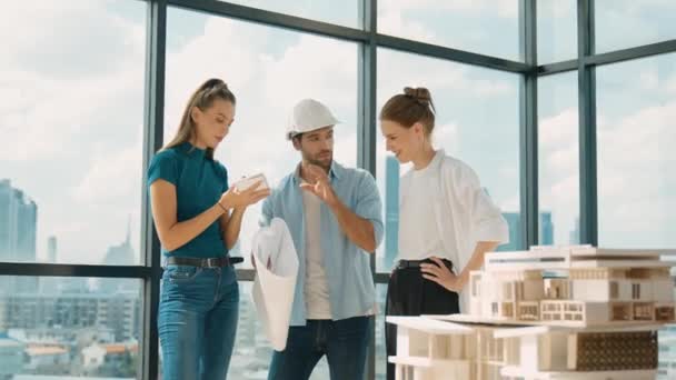 Skilled Architect Team Discuss Project While Taking Note Engineer Sharing — Stock Video