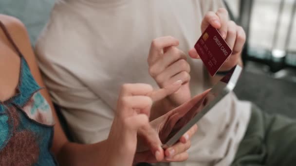 Junges Paar Sitzt Mit Online Bezahlapp Und Digitalem Portemonnaie Smartphone — Stockvideo