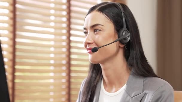 Kvinnliga Call Center Operatör Eller Kundtjänst Helpdesk Personal Som Arbetar — Stockvideo