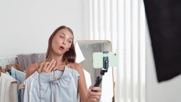 Genç Sosyal Medyum Kadın Moda Videosu Yapıyor Blogcu Kameraya Selfie — Stok video