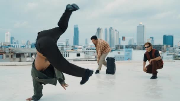 Szakmai Break Dance Csapat Gyakorolja Boy Tánc Míg Multikulturális Barátok — Stock videók