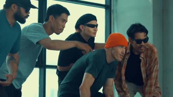 Grupa Młodych Wielokulturowych Hipsterów Tańczy Przechodząc Muzyki Hip Hopowej Profesjonalny — Wideo stockowe