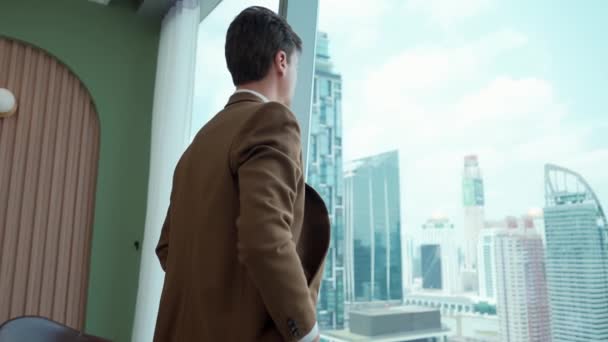 Von Hinten Betrachtet Steht Ein Ehrgeiziger Geschäftsmann Einem Verzierten Büro — Stockvideo