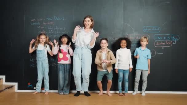 Multikulturell Student Och Lärare Ler Och Viftar Med Handen Mot — Stockvideo