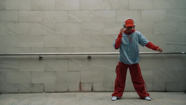 Jóképű Koreográfus Utcai Táncot Gyakorol Szürke Háttérben Fiatal Vonzó Fiú — Stock videók