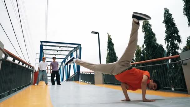 Becerikli Hipster Alçak Açılı Kamerayla Köprüde Ayak Sesleri Çıkarıyor Break — Stok video