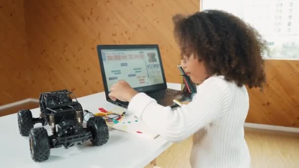 Menina Africana Inteligente Construir Carro Robótico Usar Fios Usar Configuração — Vídeo de Stock