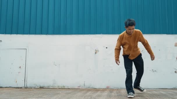 Den Spanske Mannen Sträcker Armarna Och Dansar Streetdance Framför Väggen — Stockvideo