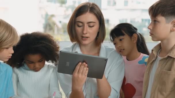 Guru Pintar Memegang Tablet Sambil Membuka Pelajaran Online Untuk Sekelompok — Stok Video