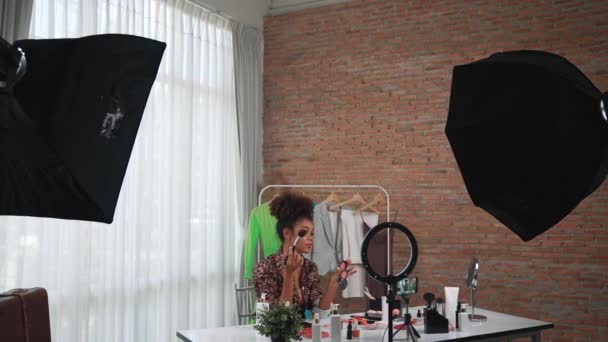 Mulher Influenciador Atirar Transmissão Vivo Vlog Revisão Vídeo Maquiagem Mídia — Vídeo de Stock