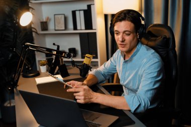 Akıllı yayıncının sunucu kanalı, canlı sosyal medyada canlı yayında konuşma programı ile birlikte modern stüdyoda, kayıt cihazıyla dinleyiciye senaryo okumaktadır. Bireysel.