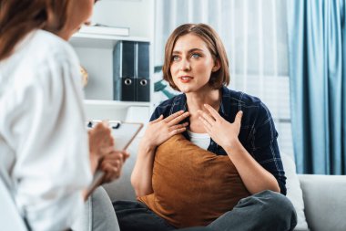 Mutlu hasta ve psikolog klinikte olumlu duygularla zihinsel sağlık sohbeti yaparken aynı zamanda en başarılı iş ve hayatı merkez ofisteki psikologlara anlatıyor. .