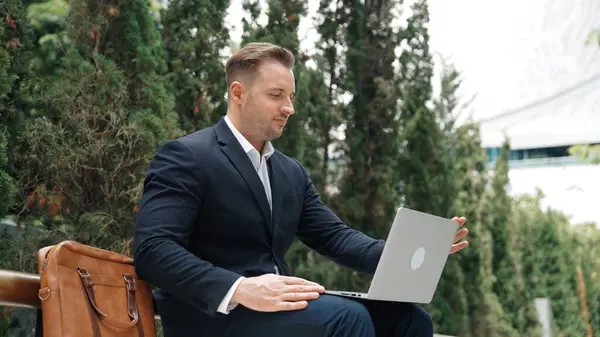 Vista Lateral Pessoas Negócios Que Trabalham Laptop Enquanto Estão Sentados — Fotografia de Stock