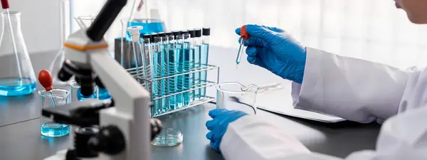 Cientista Realizar Experimentos Químicos Pesquisa Laboratório Médico Como Inovador Desenvolvimento — Fotografia de Stock