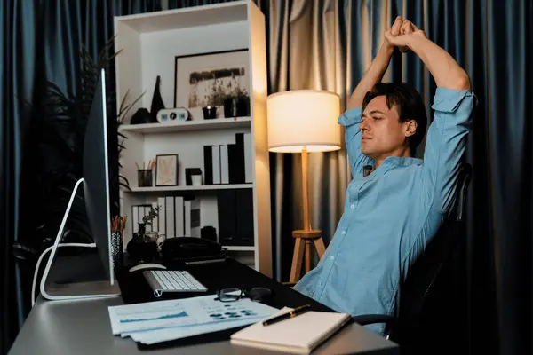 Sales Manager Werkt Bureau Met Stretching Arm Neer Manier Nachts — Stockfoto