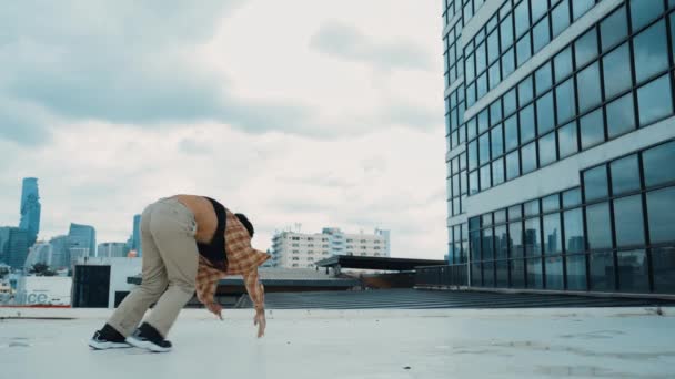 Gelukkig Spaanse Danser Draagt Casual Outfit Break Dansen Buurt Van — Stockvideo