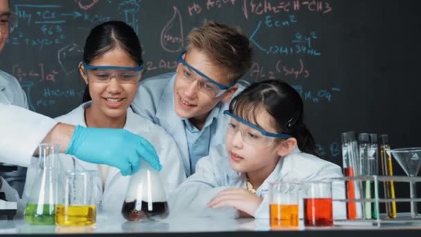 Dziewczyna Patrząca Zlewkę Podczas Eksperymentu Tablicy Teorią Chemii Klasie Stem — Wideo stockowe