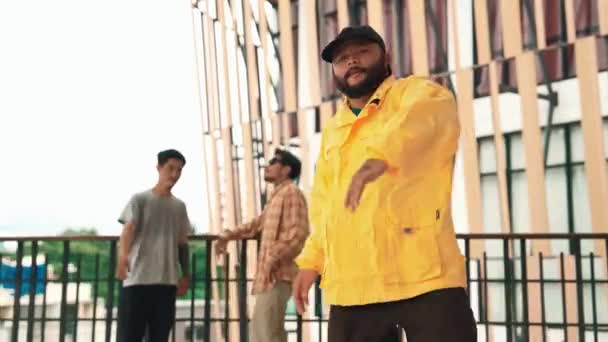 Ομάδα Hipster Κινείται Βήμα Προς Μουσική Hip Hop Στο Εμπορικό — Αρχείο Βίντεο
