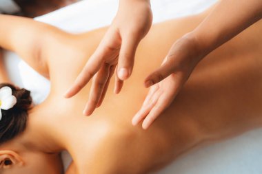 Kapalı alan kadın müşteri stres önleyici spa masajını yapmaktan zevk alıyor ve lüks otel ya da oteldeki gündüz açık hava güzellik salonunda güzellik teniyle eğleniyor. Sessiz.