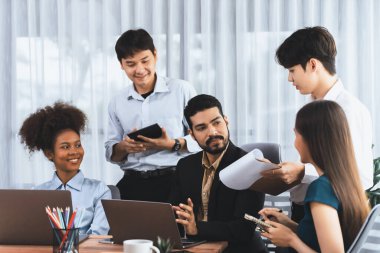 Mutlu iş adamları birlikte çalışır, şirket ofisinde tartışırlar. Profesyonel ve çeşitlilik takım çalışması iş planını bilgisayarda tartışır. Modern çok kültürlü ofis çalışanı. Uyum